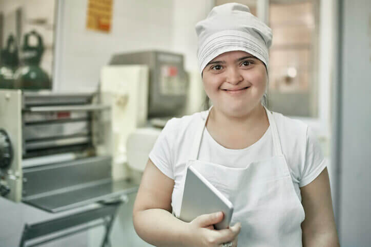 Retrato de joven trabajadora hispana en la fábrica de pasta